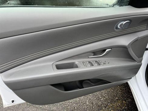 Used 2025 Hyundai Elantra SEL image 18