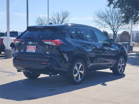Used 2021 Toyota RAV4 SE image 3