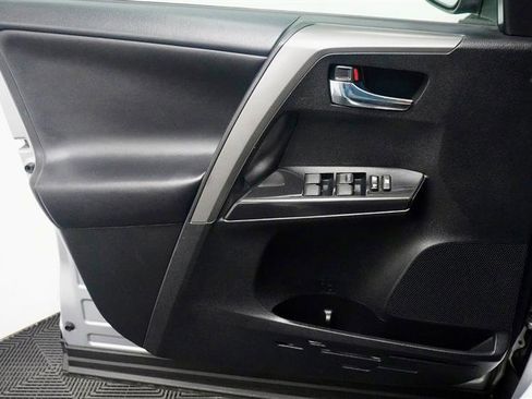 Used 2017 Toyota RAV4 SE image 31