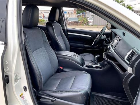 Used 2015 Toyota Highlander Plus FWD image 11