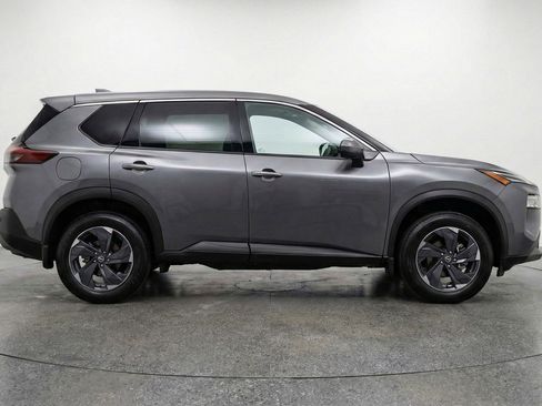 Used 2025 Nissan Rogue SV image 11