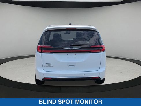 Used 2023 Chrysler Pacifica Touring-L FWD image 5