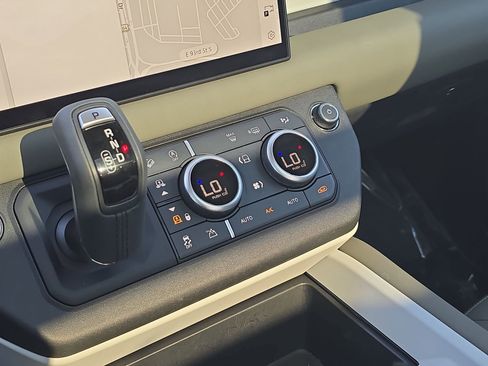 Used 2025 Land Rover Defender 110 S image 23