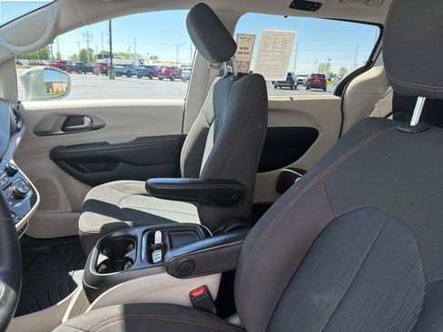 Used 2020 Chrysler Pacifica Touring FWD image 12