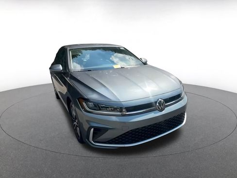 Used 2025 Volkswagen Jetta SE image 3