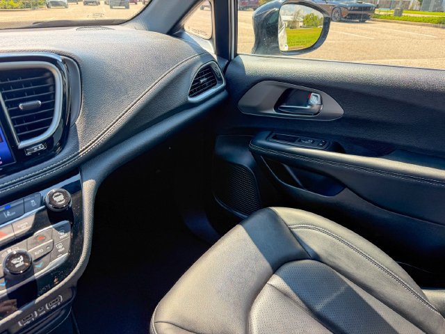 Used 2025 Chrysler Pacifica Select FWD image 14