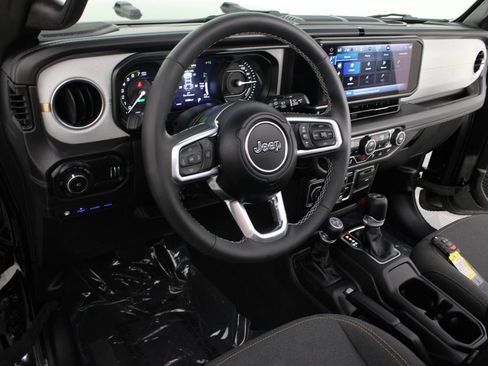 Used 2025 Jeep Wrangler Unlimited Sahara w/ Safety Group AWD/4WD image 8