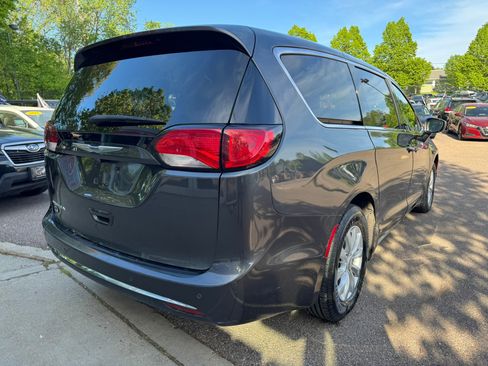 Used 2019 Chrysler Pacifica Touring Plus FWD image 6