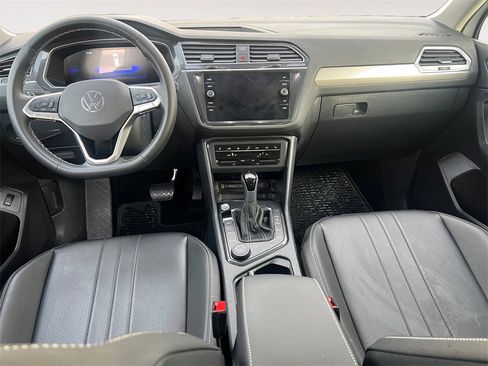 Used 2024 Volkswagen Tiguan SE w/ Panoramic Sunroof Package image 10