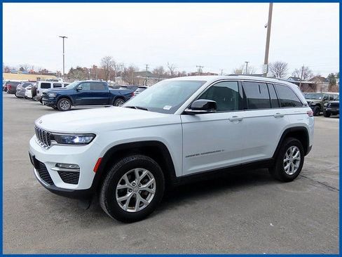 Used 2023 Jeep Grand Cherokee Limited image 3