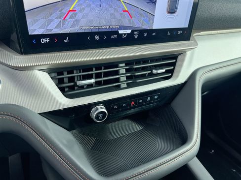 Used 2025 Ford Explorer Active image 25