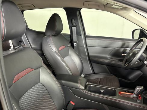 Certified 2025 Nissan Kicks SR FWD image 18