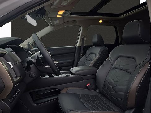 Used 2025 Nissan Pathfinder Platinum image 14