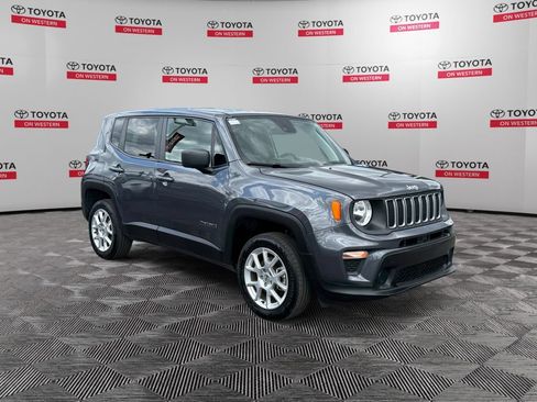 Used 2023 Jeep Renegade Latitude AWD/4WD image 3