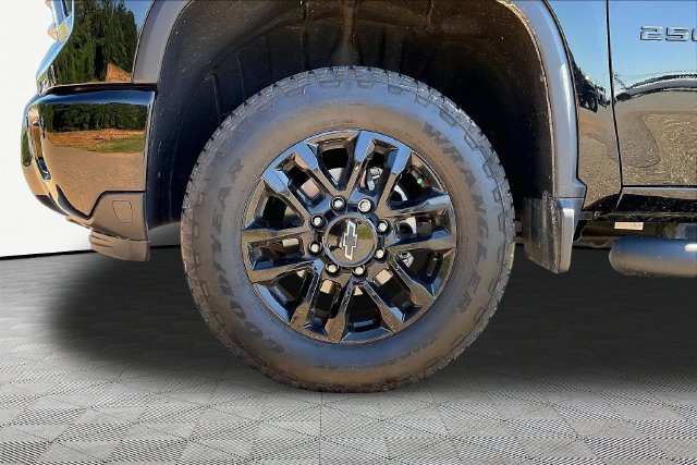 Used 2025 Chevrolet Silverado 2500 LTZ w/ LTZ Plus Package AWD/4WD image 21