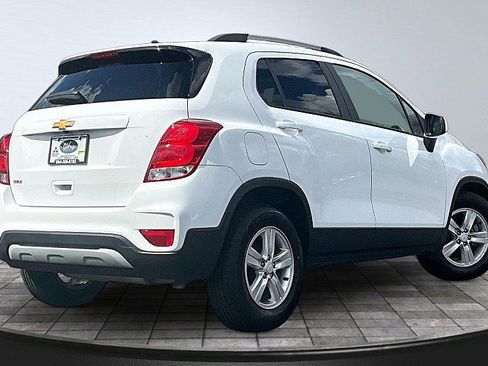 Used 2022 Chevrolet Trax LT w/ LT Convenience Package image 2