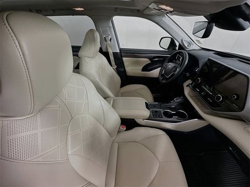 Used 2023 Toyota Highlander Platinum image 29