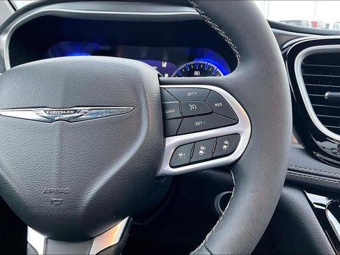 Used 2025 Chrysler Pacifica Select image 13