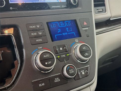 Used 2020 Toyota Sienna XLE w/ XLE Navigation Package FWD image 9