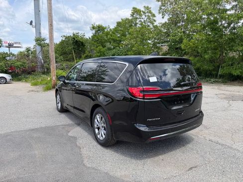 New 2026 Chrysler Pacifica Limited FWD image 3