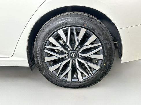 Used 2025 Nissan Altima 2.5 SV image 11