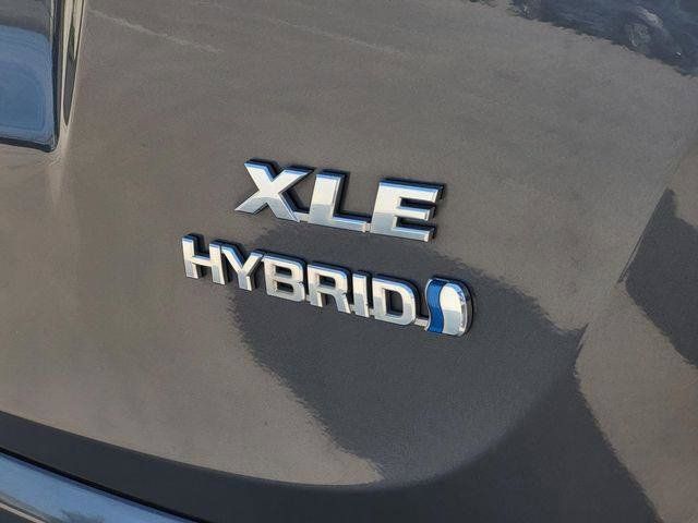 Used 2018 Toyota RAV4 XLE AWD/4WD image 5