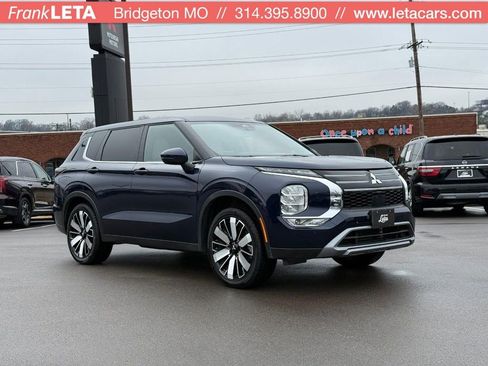 Used 2025 Mitsubishi Outlander SE image 1