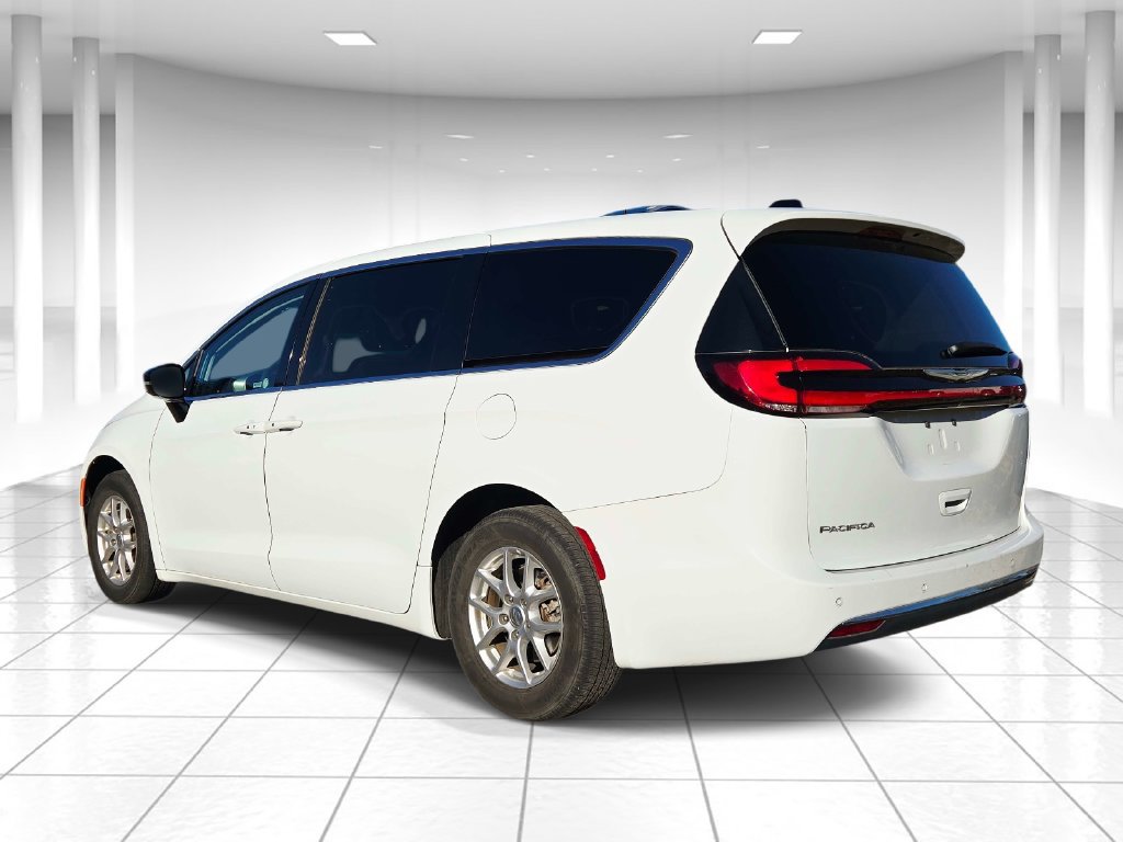 Used 2024 Chrysler Pacifica Touring-L FWD image 3