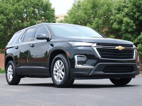 Used 2022 Chevrolet Traverse LS FWD image 1