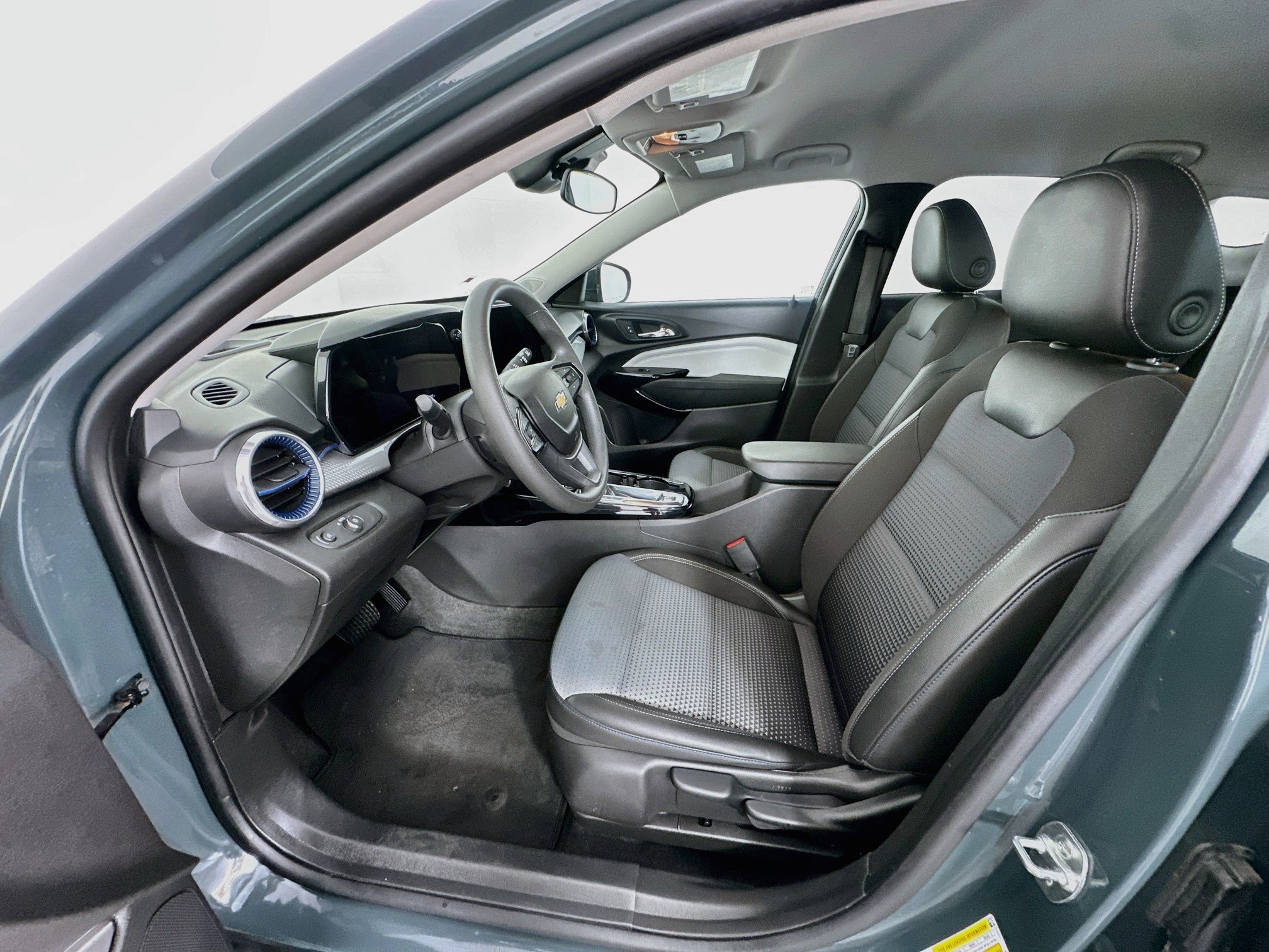 Used 2025 Chevrolet Trax LT FWD image 13