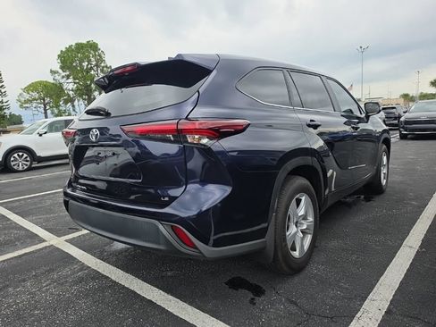 Used 2024 Toyota Highlander LE FWD image 16