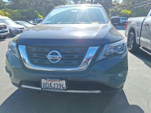 Used 2019 Nissan Pathfinder SV image 2