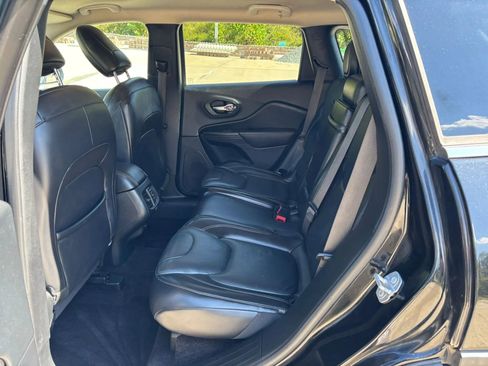 Used 2017 Jeep Cherokee Limited image 18