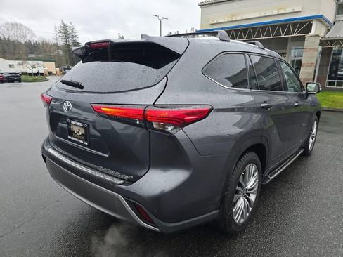 Used 2022 Toyota Highlander Platinum AWD/4WD image 3