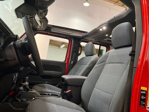 Used 2025 Jeep Wrangler Unlimited Sahara w/ Safety Group AWD/4WD image 27