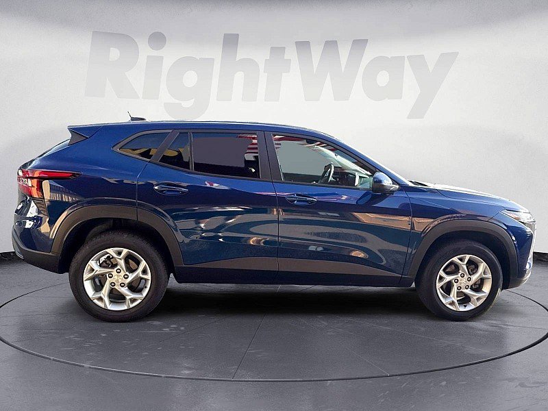 Used 2024 Chevrolet Trax LS w/ LS Convenience Package FWD image 6