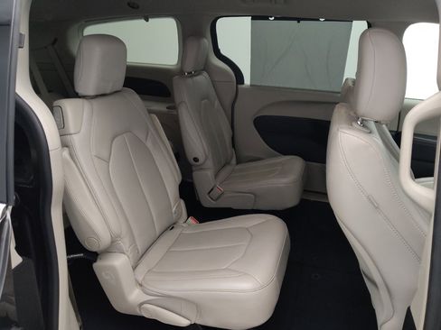 Used 2021 Chrysler Voyager Lxi image 19