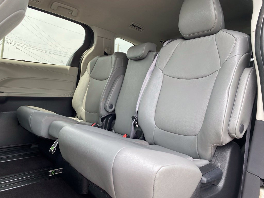 Used 2023 Toyota Sienna XLE FWD image 7