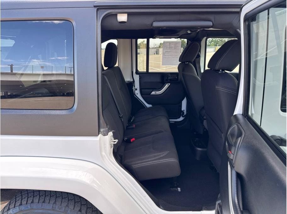 Used 2017 Jeep Wrangler Unlimited Sahara w/ Connectivity Group AWD/4WD image 11