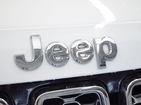 Certified 2020 Jeep Grand Cherokee Overland AWD/4WD image 4
