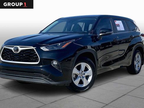 Used 2023 Toyota Highlander LE AWD/4WD image 1