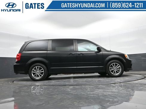 Used 2016 Dodge Grand Caravan SE image 31
