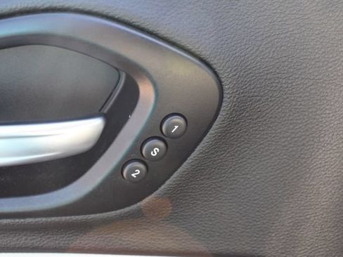 Used 2021 Jeep Cherokee Limited w/ Sun & Sound Group AWD/4WD image 20
