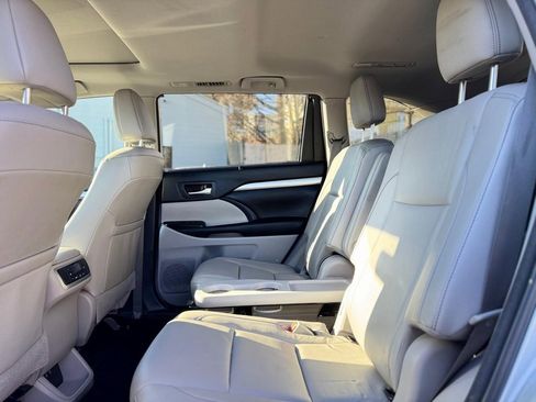 Used 2018 Toyota Highlander XLE image 18