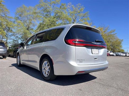 Used 2024 Chrysler Pacifica Touring-L image 4