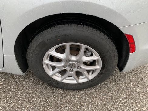 Used 2024 Chrysler Pacifica Touring-L FWD image 4