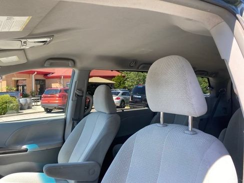 Used 2014 Toyota Sienna LE AWD/4WD image 10