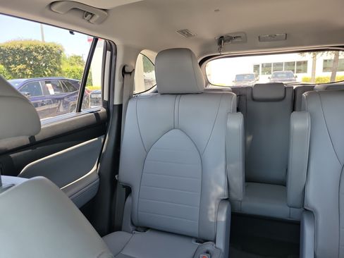 Used 2023 Toyota Highlander XLE FWD image 20