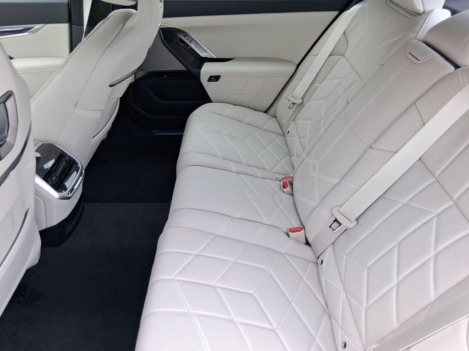 Used 2026 BMW i7 eDrive50 w/ M Sport Package RWD image 23
