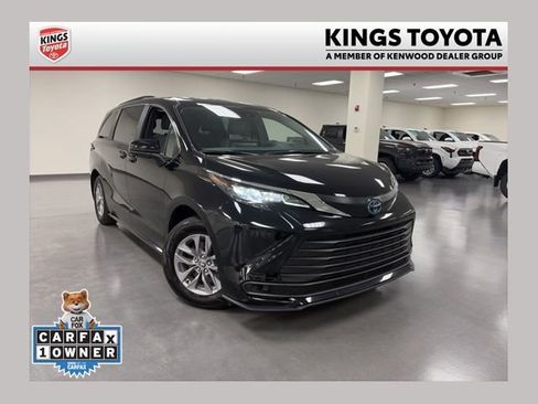 Certified 2025 Toyota Sienna LE AWD/4WD image 1
